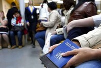 Більш ніж половина заробітчан трудяться за кордоном нелегально – дослідження