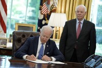 Закон про ленд-ліз для України підписано: реакція соцмереж