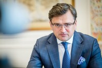 «Не поважають міжнародні кордони»: Кулеба закликав ЄС та G7 припинить видачу віз росіянам