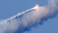 Загарбники вдарили ракетою по передмістю Сум, загинула жінка