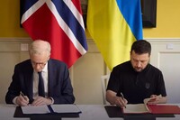 Зеленський підписав третю за сьогодні безпекову угоду: Україна отримає ще 1,2 млрд допомоги