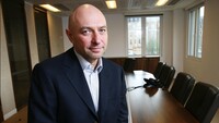 Виїхав за кордон за чужим паспортом: колишньому співвласнику ПриватБанку повідомили про підозру