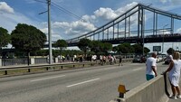 У Києві обірвався трос атракціону через Дніпро, у річці шукають людину