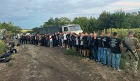 По 150 тисяч гривень за виїзд до Молдови: прикордонники затримали вантажівку із 48 ухилянтами