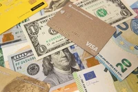 НБУ ввів обмеження на розрахунок валютними картками за кордоном