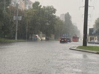 Одесу накрила потужна злива, вулиці пішли під воду – фото, відео