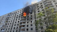 Президент відреагував на обстріл багатоповерхівки у Харкові та показав наслідки