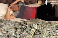 Скидала сумки з доларами у вікно: чиновницю МСЕК та її сина викрили на незаконному збагаченні