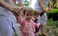 Активісти: в безпосередній близькості до зони бойових дій досі живуть понад 3,5 тис. дітей-сиріт