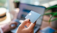 НБУ обговорює зниження лімітів на перекази з картки на картку до 100 тисяч гривень – ЗМІ