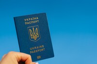 Для українських чоловіків за кордоном відновлюють видачу паспортів