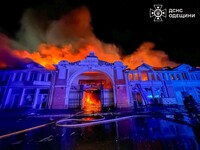 Росіяни вдарили дронами по центру Одеси, горить ринок «Привоз» (оновлено)