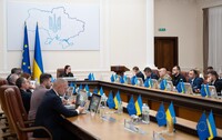 Кабмін підвищив зарплати для медиків на територіях активних і можливих бойових дій