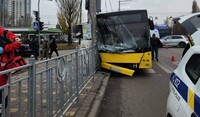 У Києві маршрутний автобус врізався в електроопору, є постраждалі