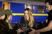 Джолі під час візиту до України отримала символічні подарунки від ДПСУ – фото