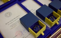 Зеленський нагородив Стерненка та ще понад 50 волонтерів відзнакою «Золоте серце»