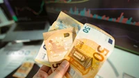 Офіційний курс євро вперше перевищив 50 гривень