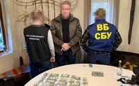 Двох високопосадовців обласних управлінь СБУ викрили на хабарі