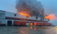 Росіяни вдарили по терміналу «Нової пошти» в Луцьку, пошкоджено багатоповерхівку