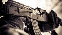 У Києві невідомий влаштував стрілянину та захопив заручників у магазині, є жертви та поранено дитину