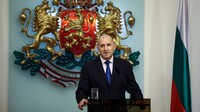На виборах у Болгарії перемагає коаліція проросійського експрезидента Радева
