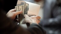 НАБУ та САП викрили на хабарі працівників СБУ, які вимагали $110 тисяч