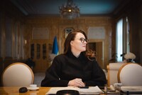 Уряд дозволив виїзд за кордон окремій категорії жінок-посадовиць