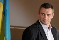 Екперт: Кличку на виборах допомогли адмінресурс, гроші та слабкі конкуренти