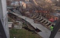 У Києві фасад житлового будинку обвалився на гаражі