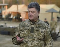 Порошенко: грошове забезпечення бійців зросте у більш ніж удвічі