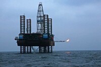 РФ встановлює нафтову бурову платформу в економічній зоні України в Чорному морі