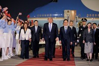 Трамп вперше за 8 років прибув із візитом до Китаю