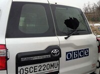 Машину представників ОБСЄ у Мар'їнці обстріляв снайпер бойовиків