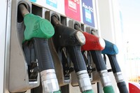 Експерти назвали АЗС, на яких водіям краще не заправлятися