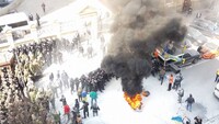 Під АП почалися сутички, палають шини
