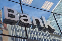 Українці продовжують вимітати валюту з банків