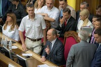 Через блокування трибуни засідання Ради перенесено на завтра