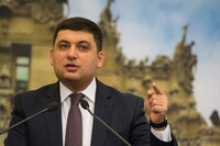 Уряд працює над питанням підвищення пенсій і зарплат – Гройсман