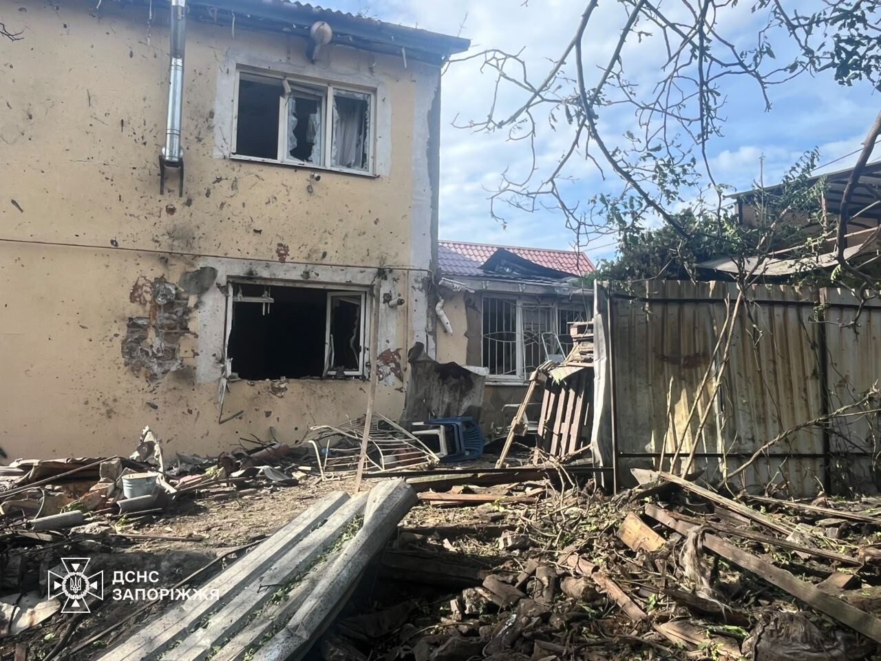 Окупанти ввечері повторно вдарили по Запоріжжю, кількість постраждалих зросла