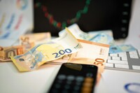 НБУ вперше підняв офіційний курс євро вище 52 гривень