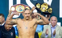 Боксер Усик вирішив відмовитися від усіх своїх чемпіонських поясів