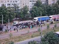 У Львові під час масової сутички натовп перекинув автомобіль ТЦК: що відомо