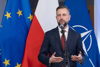 Міністр оборони Польщі закликав вигнати молодих українців, «придатних до бойових дій»