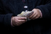 В Україні відсьогодні підвищують зарплати бюджетникам