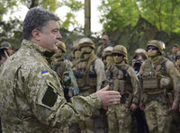 Порошенко заявив, що в Україні підвищать рівень доплат військовим в АТО