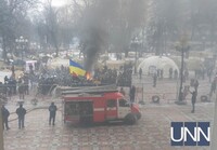 Під Радою знову сутички: мітингувальники палять шини